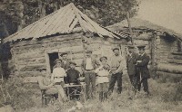 Legionáři před zemljankou