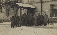 Sk. foto před vchodem do budovy